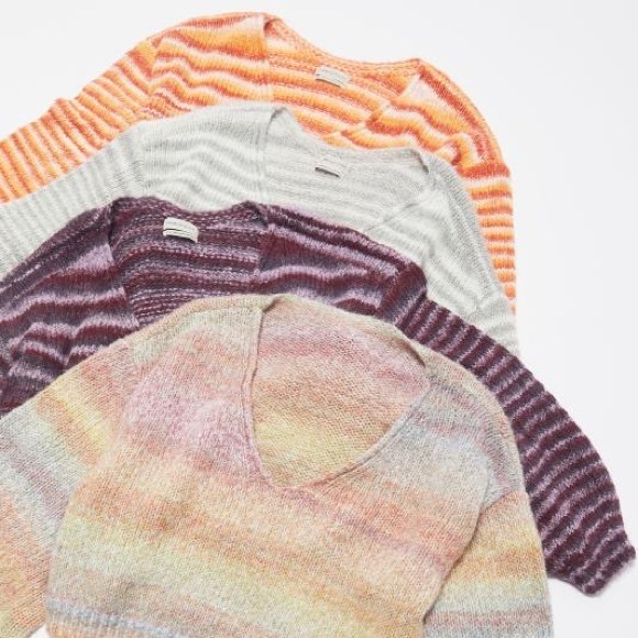 Urban Outfitters • Lyra Pullover V-Neck Sweater in Gray Stripe - Picture 2 of 14